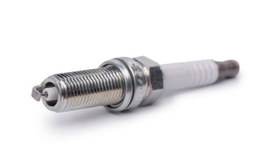 Araç bujisi, beyaz arkaplanda izole edilmiş yeni iridyum prizi