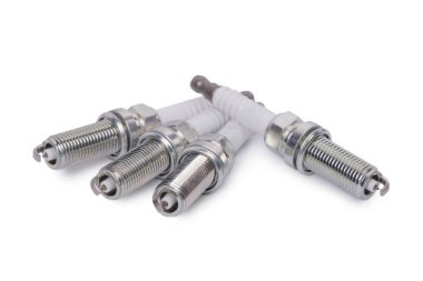 Araç bujisi, beyaz arkaplanda izole edilmiş yeni iridyum prizi