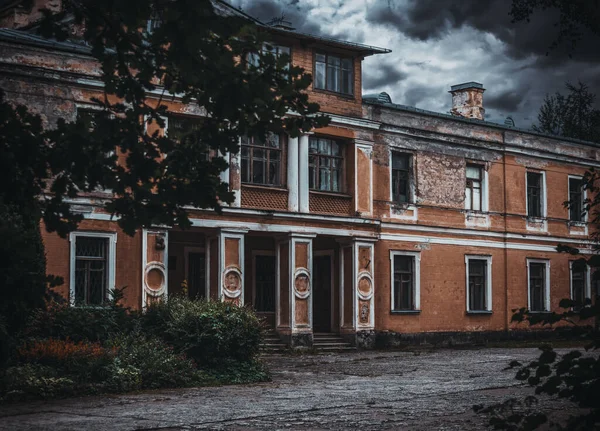 暗い恐怖の雰囲気の古い怖い放棄された邸宅 — ストック写真