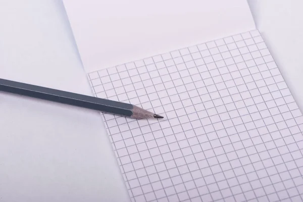 Bleistift Und Geöffnetes Notizbuch Auf Weißem Hintergrund — Stockfoto
