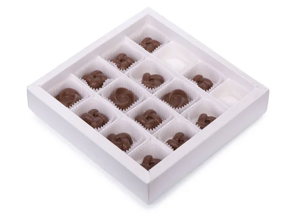 Caixa Aberta Com Chocolates Isolados Sobre Fundo Branco — Fotografia de Stock