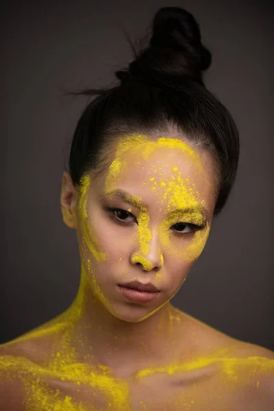 Portrét Krásné Mladé Asijské Ženy Žlutým Práškem Barvy Tváři — Stock fotografie