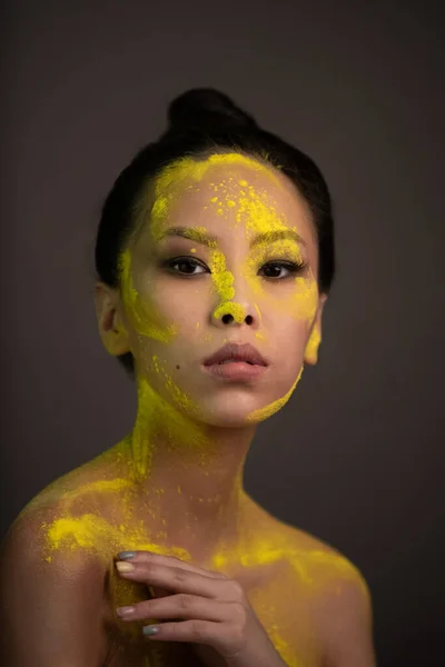 Retrato Mulher Asiática Com Tinta Amarelo Seu Rosto — Fotografia de Stock