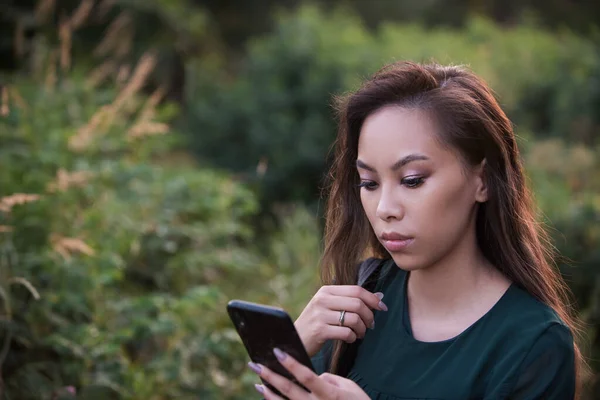 Jovem Mulher Tirando Uma Foto Natureza Por Smartphone — Fotografia de Stock