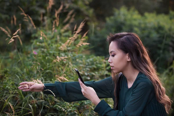 Jovem Mulher Tirando Uma Foto Natureza Por Smartphone — Fotografia de Stock