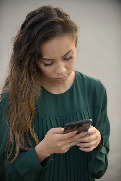 Jovem Com Telefone Celular Livre — Fotografia de Stock