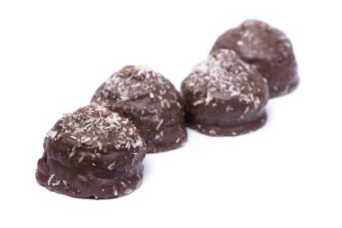 Şekerlemeler, beyaz arka planda izole edilmiş hindistan cevizi parçalı bir grup çikolata kaplı kek.