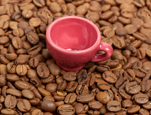 Чашка кофе в бобах — стоковое фото