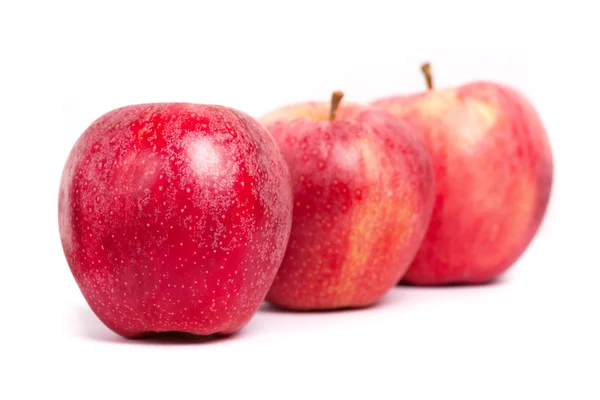 Rote Äpfel auf weiß — Stockfoto