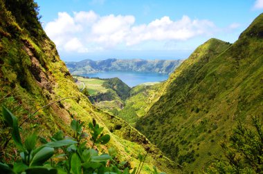 Lagoa das Sete Cidades dağlar görünümü