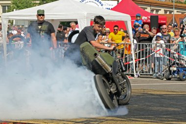 Hot tires, burnout and a fiery performance