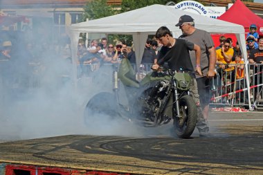 Hot tires, burnout and a fiery performance