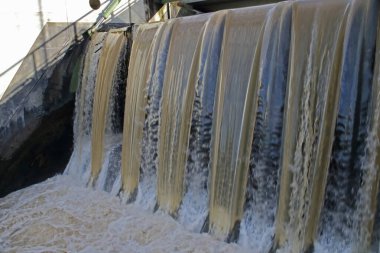 Staustufe ben Hochwasser 'ım.