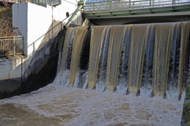Staustufe ben Hochwasser 'ım.