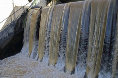 eine Staustufe bei Hochwasser