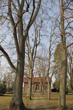 Taharahaus am ende einer Baumallee