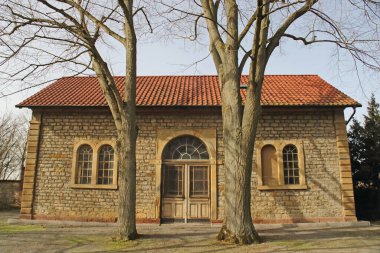 Taharahaus am ende einer Baumallee