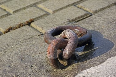 Rostige Ankerkette am Flussufer