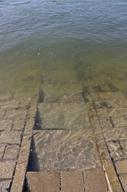 eine Rheinufertreppe die ions Wasser fuehrt