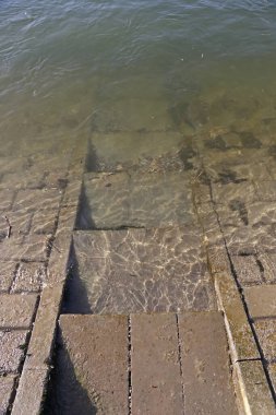 eine Rheinufertreppe die ions Wasser fuehrt