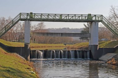 Stauwehr Ben Kanal mit Uebergang