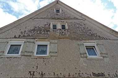 alte Hausfassade mit Holzschindeln