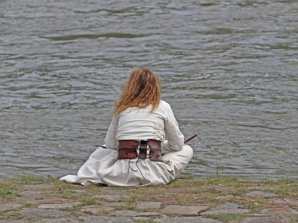 Frau am Wasser — Φωτογραφία Αρχείου