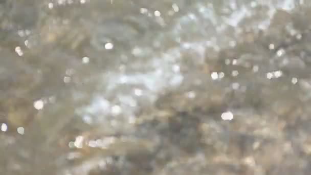 Ola de marea en una playa de mar limpia y arenosa — Vídeos de Stock