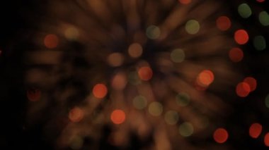 Yeşil ve kırmızı havai fişek geceleri