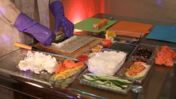 Proceso tradicional de fabricación de sushi japonés en la cocina — Vídeo de stock