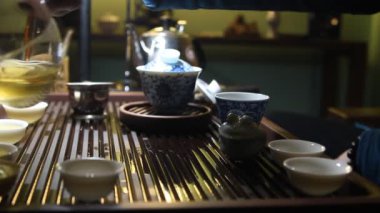 Cam bardak ile klasik Çince çay töreni