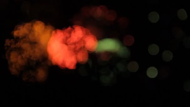 Vuurwerk met bokeh. Groene cirkel en rood. — Stockvideo