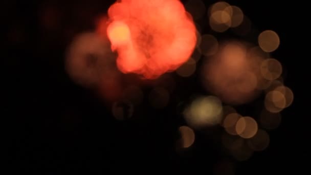 Fuegos artificiales con bokeh. Rojo, verde y naranja . — Vídeos de Stock