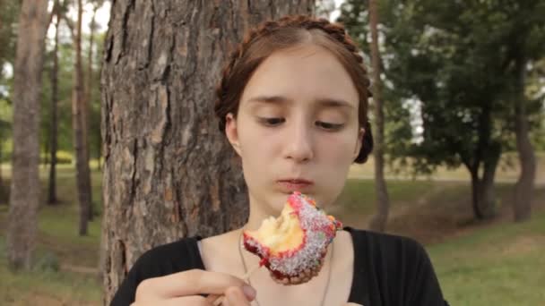 Adolescente chica encuentra una porción podrida de manzana . — Vídeos de Stock