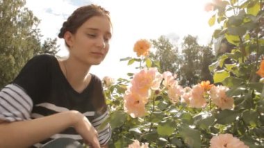 Kız gül mercek parlaması ile burnunu çekmek