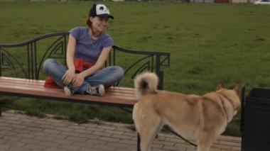 Bir kızın kucağında atlama bir köpek.