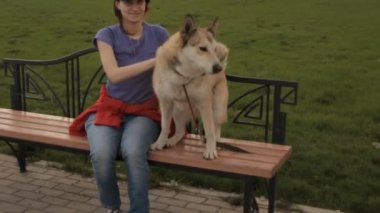 bir köpek sarılma bir kız.