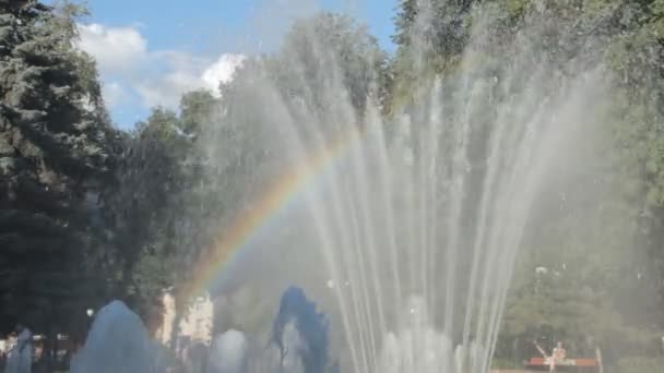 Regenboog in een fontein — Stockvideo