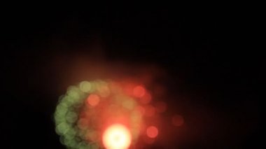 Daha küçük sarı, kırmızı, beyaz ve yeşil topları hızla değişiminin havai fişek. Bokeh.