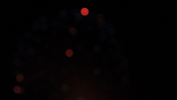 Rode en witte ballen van vuurwerk openen van elkaar. Bokeh. — Stockvideo