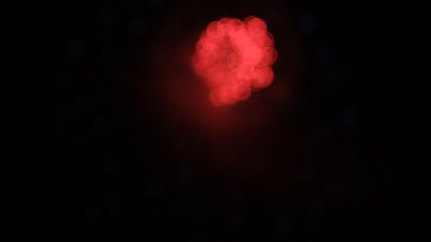 Bolas rojas, blancas y rojas de fuegos artificiales que se abren unas de otras. Bokeh. . — Vídeos de Stock