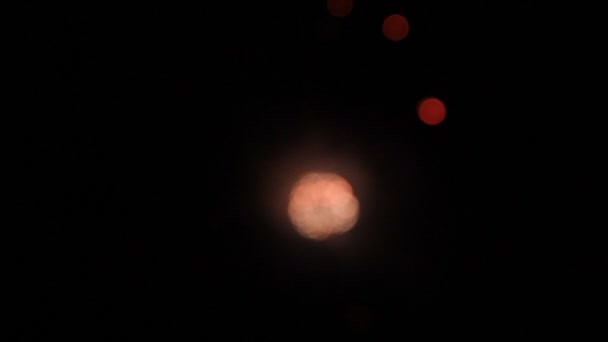 Des feux d'artifice rouges se baladent. Bokeh ! .