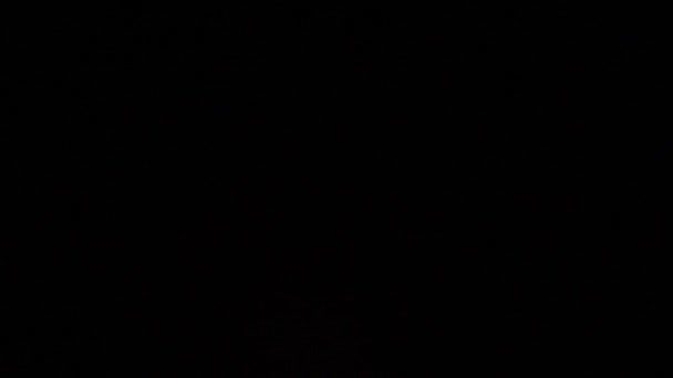 Boules rouges de feux d'artifice se développant progressivement dans le ciel nocturne. Bokeh ! .