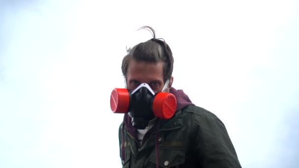 Strange bearded man in khaki clothes and respirator shows bat, swings and hits the camera. Concept social protests during covid pandemic, survival in isolation, threats of violence — Stock Video