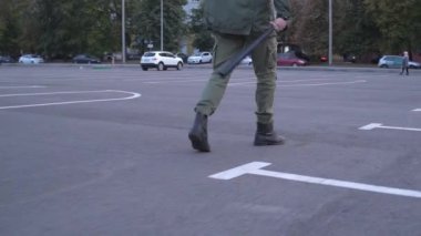 Sakallı, orta yaşlı, elinde beyzbol sopası tutan koruyucu maskeli bir adam salgın hastalık konsepti sırasında sosyal protestolara katılıyor.