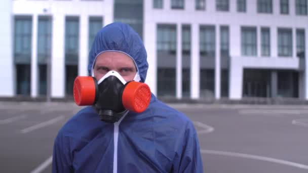 Rond schietend hoofd van bebaarde man met ademhalingsapparaat en beschermingspak Close-up — Stockvideo