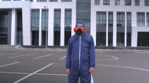 Baard man neemt af respirator en kap van beschermende pak, zucht zwaar — Stockvideo