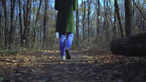 Mooie vrouw in witte sneakers en blauwe jeans in het bos park pad op eenzaamheid tijdens coronavirus lockdown — Stockvideo