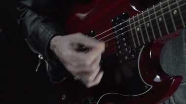 Konserde rock müzisyeninin kırmızı elektro gitar çalışını kapat.