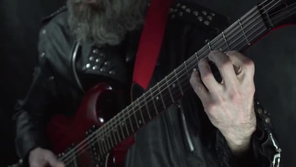 Крупный план рок-музыканта руки играют на красной электрогитаре — стоковое видео